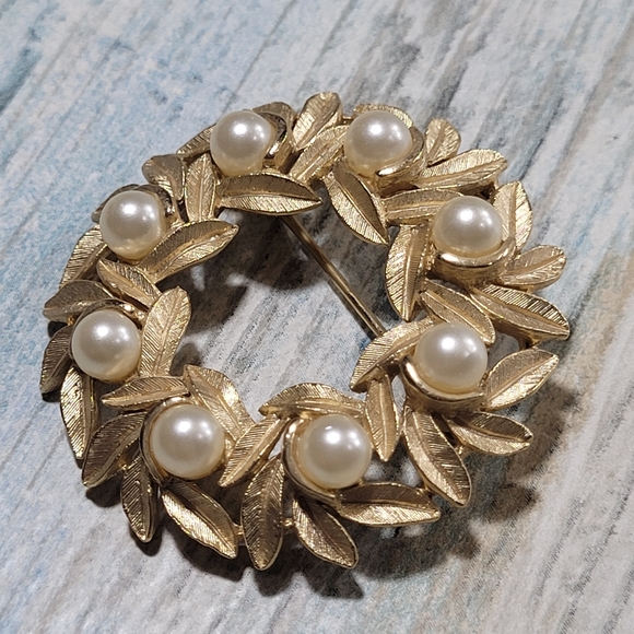 Vintage AVON Pearl Wreath Brooch. - Picture 4 of 6
